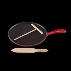 Online LE CREUSET Crêpière Fonte Émaillée 27 cm Cerise avec Accessoires