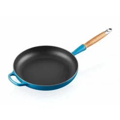 New LE CREUSET Poêle en Fonte 28 cm Azur avec Manche en Bois Signature